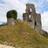 Las ruinas de piedra de Corfe Castle, que se elevan sobre una colina con césped